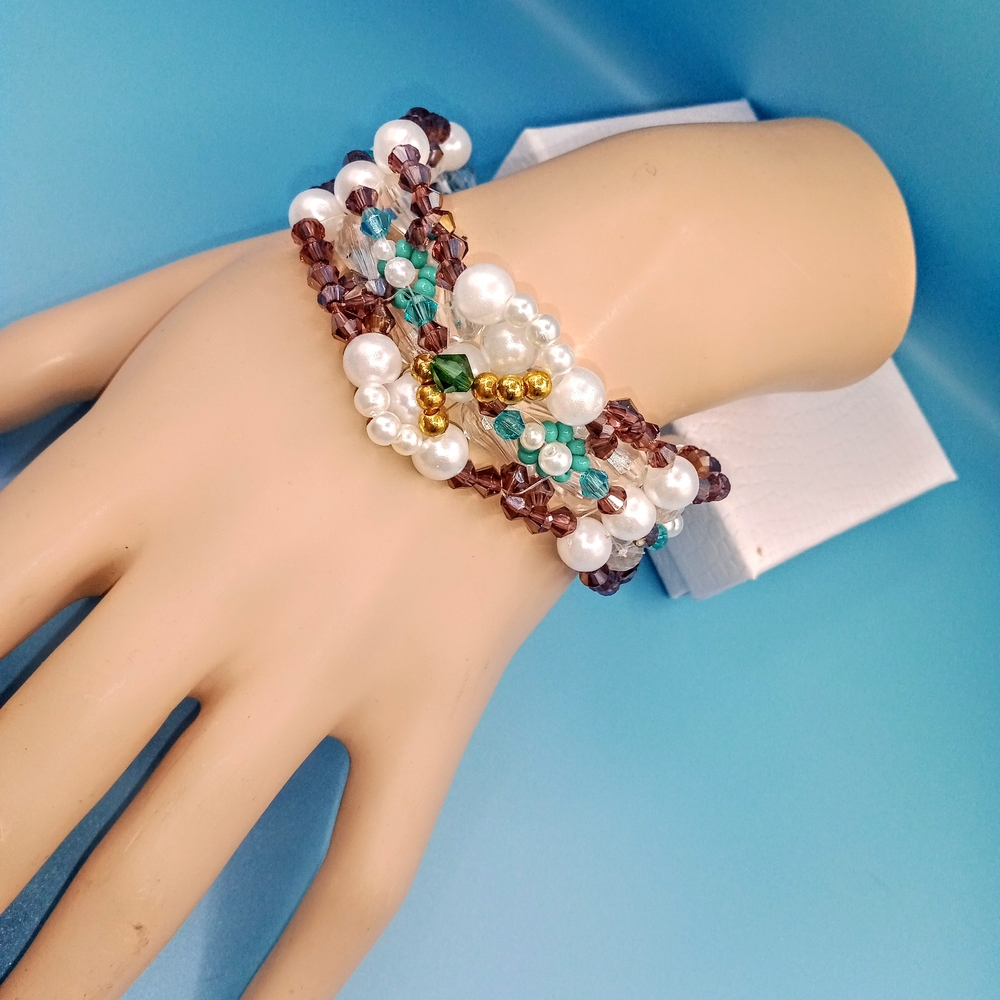 Handmade beaded bracelet by Darigems.
